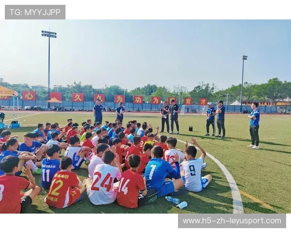 足球青训营推出青少年守门员专项训练营提高门将质量，少年足球守门员训练方法