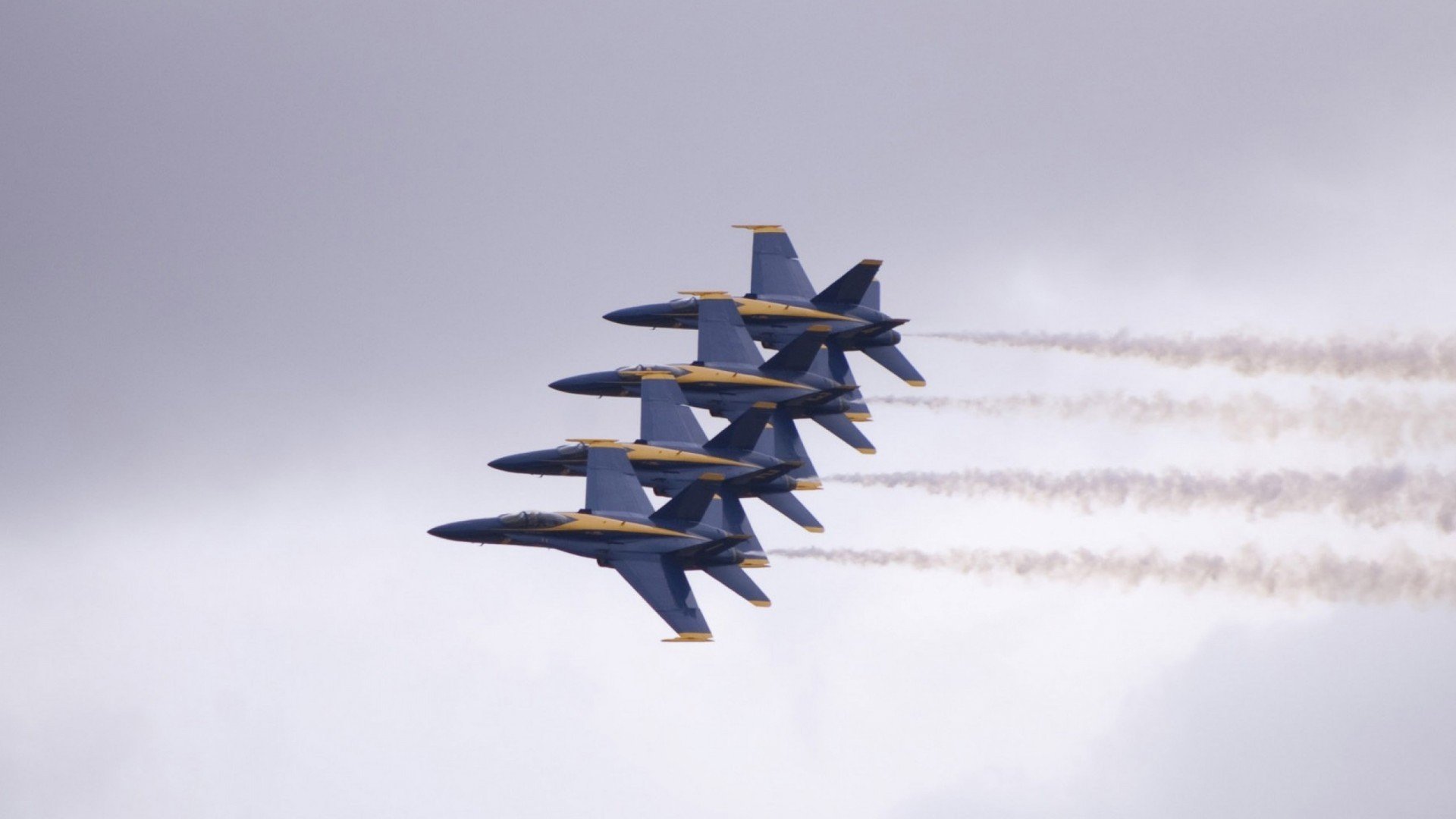 C罗赛后签名送给残障球迷感动现场，c罗签名的足球值多少钱